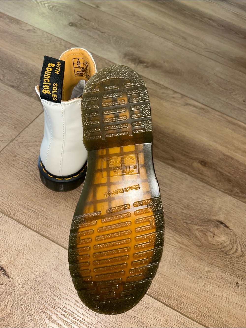 New Dr. Martens White leather Chelsea Boots Black Elastic slip on chunky sole - Picture 4 of 5
